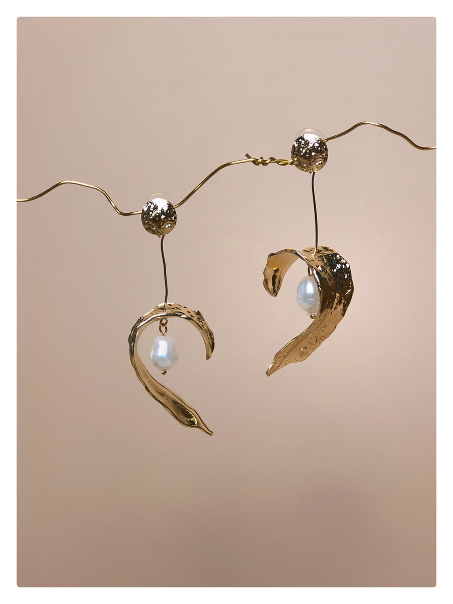 |Hammered Gold Pearl Earrings|